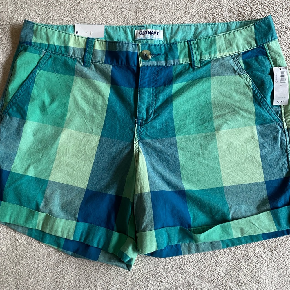 Old navy women’s cargo shorts.  Size 16 plaid